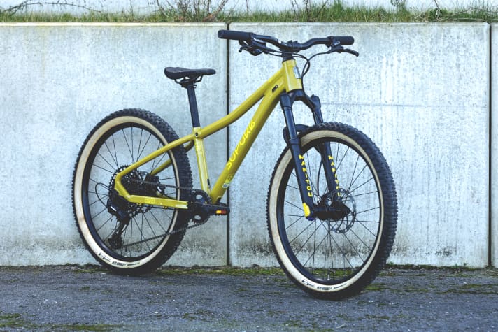 The larger Supurb Bo24 comes with the Manitou suspension fork and 2.25-inch tyres as standard. A Vario seatpost can be retrofitted.