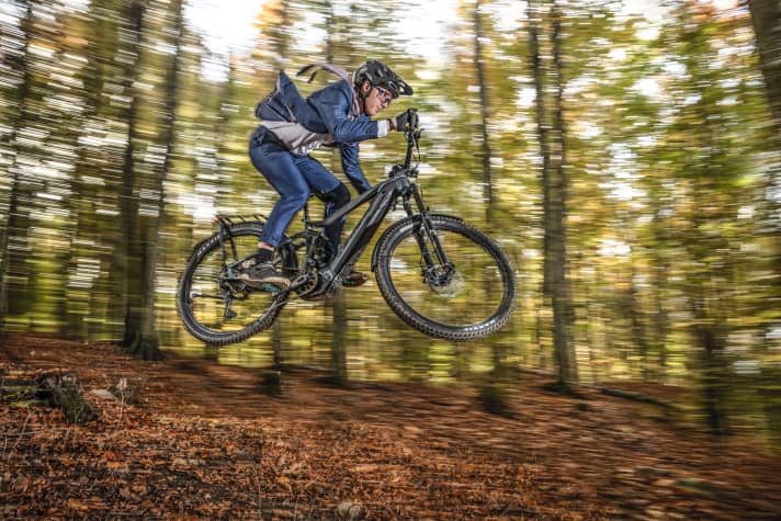 Nach der Arbeit im Anzug den Trail rocken? Manches SUV-Bike macht erstaunlich viel mit. Man muss aber auch dazu sagen: So souverän wie Fotofahrer Tobias Ziganek dürften nur die wenigsten Alltagspiloten ein 28-Kilo-Bike in die Luft ziehen.