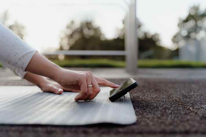 Zusätzlich zum starken Neodym-Magneten kann der Edelstahlbügel (gleichzeitig Aufsteller) zur zusätzlichen Sicherung dienen.