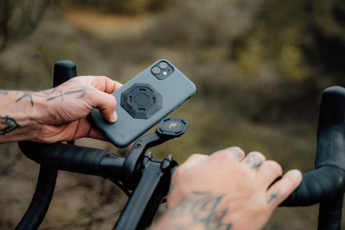 The variable mount from the casting start-up consists of the super-thin carrier plate and the mortised bracket.