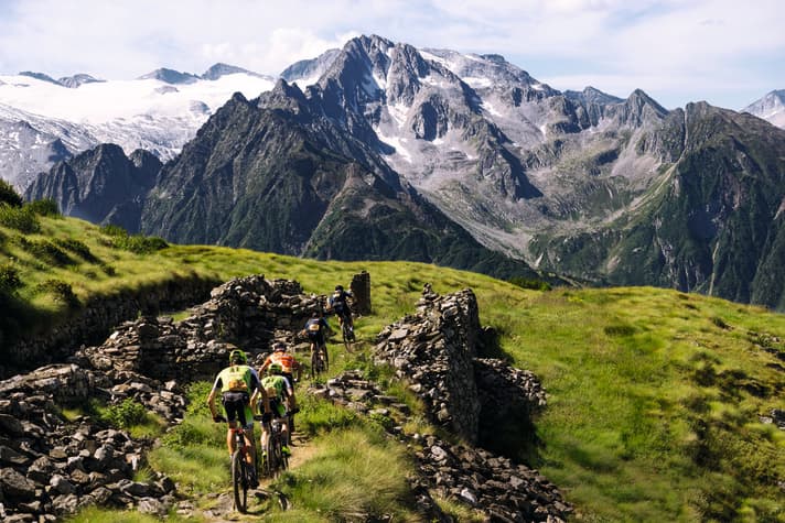 The reward for the first 2500 metres of altitude of the day: the descent on the Alta Via Camuna with a view of the Adamello massif.