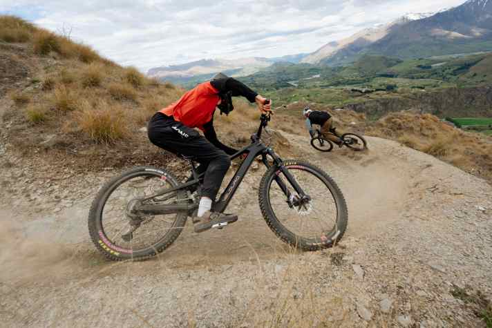 The Velduro Rogue is designed above all to be fun and safe on the downhill.