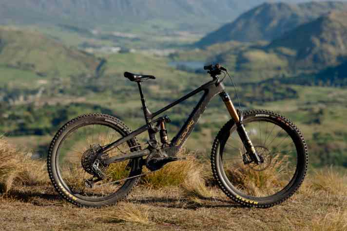 The Velduro Rogue comes with a full carbon frame and rear triangle with a high pivot point.
