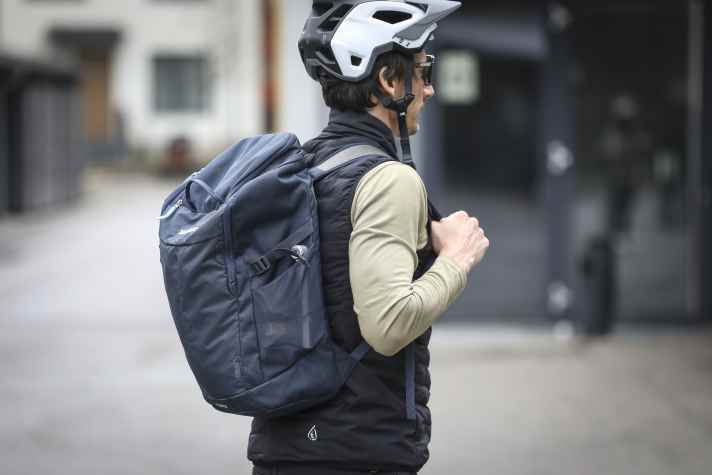 The handling, especially the bag management, is very good. However, the Tatonka City Park 22 loses out in terms of safety and carrying system.