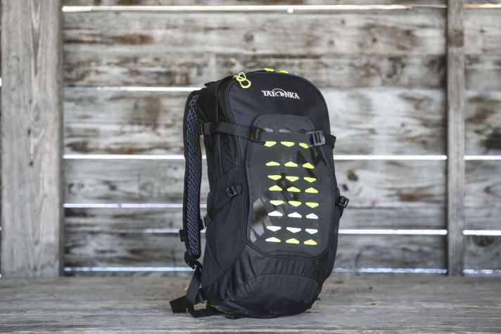 Tatonka is one of the few manufacturers to use a mesh back for its MTB 14. This brings clear advantages in terms of ventilation, but reduces the fit on the descent.