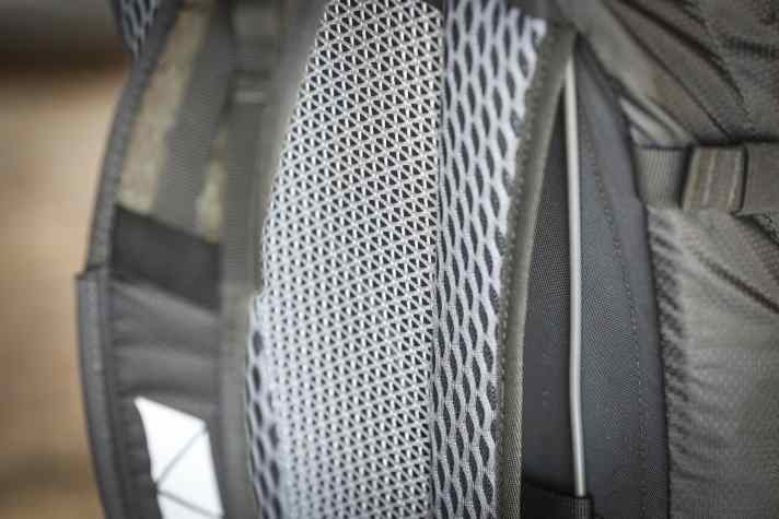 The main advantage of the open-back design is significantly better ventilation – ideal for long climbs.