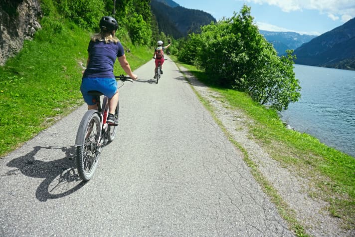 Der langgestreckte Achensee ist ein Radlerparadies.