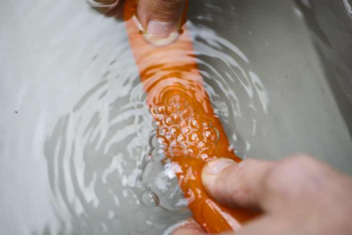 Bei der Suche hilft ganz klassisch das Wasserbad. Man kann den Schlauch aber auch ans Ohr oder an die Lippen halten. Nur schnell muss man sein, die Luft ist bald wieder raus