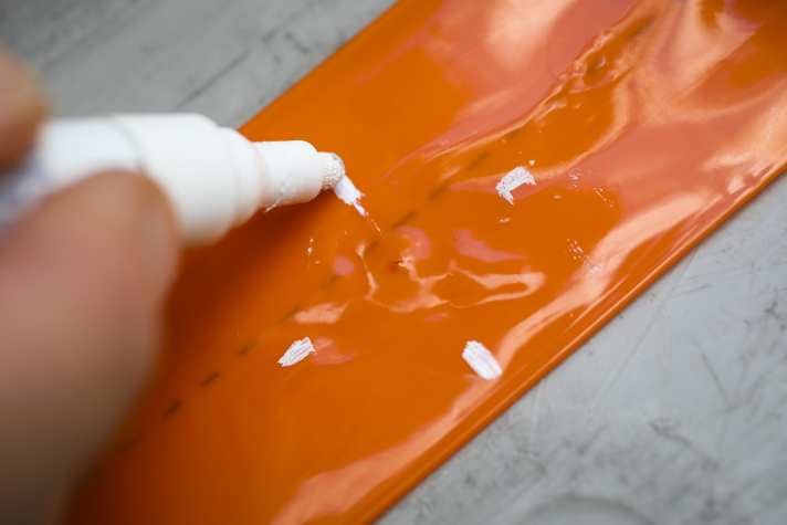 Die defekte Stelle markiert man am besten mit einem Marker