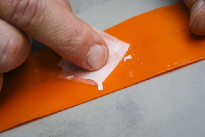 Vor dem Abdichten wird die defekte Stelle mit einem Alkohol-Patch gereinigt. Sie sollte absolut sauber und trocken sein