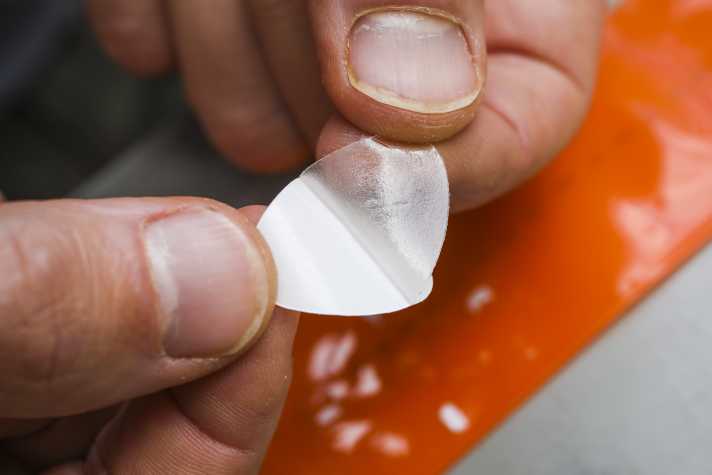 Den Flicken von der Trägerfolie lösen ist gerade im Gelände nicht ganz leicht. Es sollte wie ein Pflaster auf keinen Fall verschmutzt sein