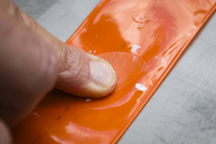 Jetzt den Flicken fest auf das Loch drücken, kleine Luftbläschen ausmassieren