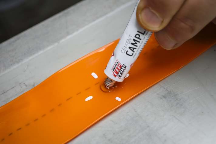 Mit speziellem Klebstoff lassen sich TPU-Schläuche leicht flicken. Unsere Erfahrung: viel hilft viel