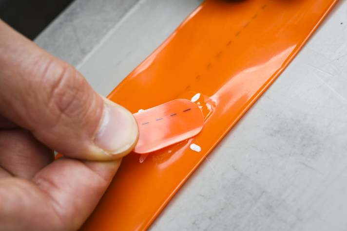 Nachdem der Klebstoff etwas angezogen hat, kann man den Flicken platzieren