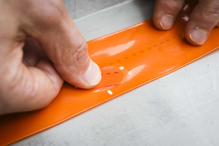 Press down firmly here too. The manufacturer recommends a drying time of 30 minutes before you can continue