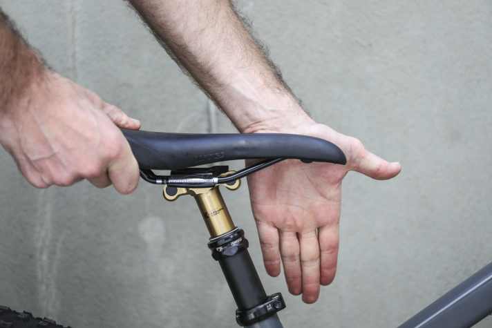 Ist der Sattel nach einem Sturz schief, öffnet man besser die Sattelklemme, anstatt den Sattel mit Gewalt gerade zu klopfen