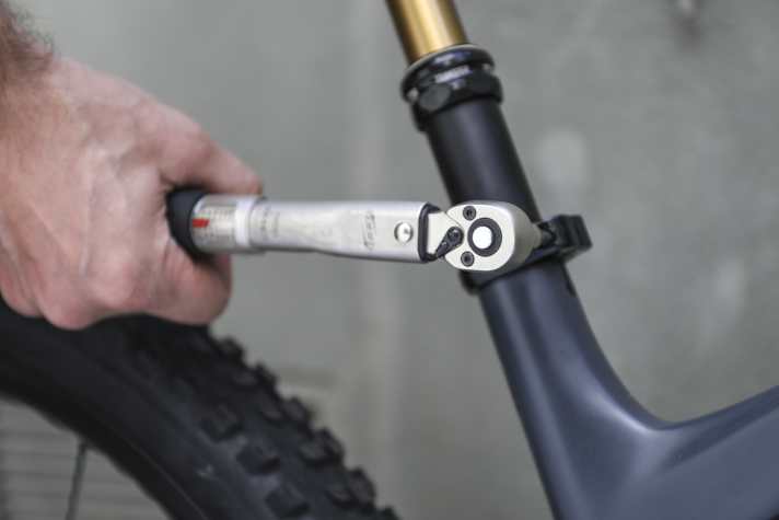 Always ensure the correct torque when tightening. Otherwise, the function of the support may be impaired