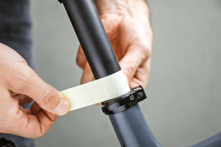 Mit einem Stück Tape wird die Einschubtiefe der Stütze markiert