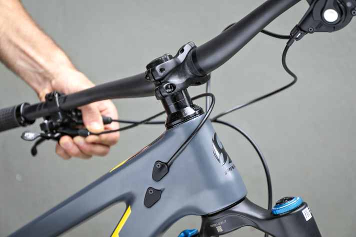 Push the outer cover into the frame so far that it runs tightly but without tension around the head tube when the handlebars are folded in