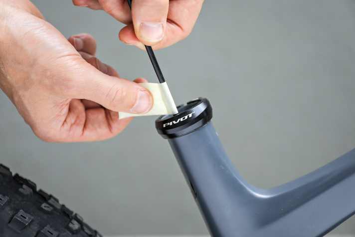 The protruding outer shell is also marked with tape. For the correct length, the previously measured insertion of the support must be subtracted