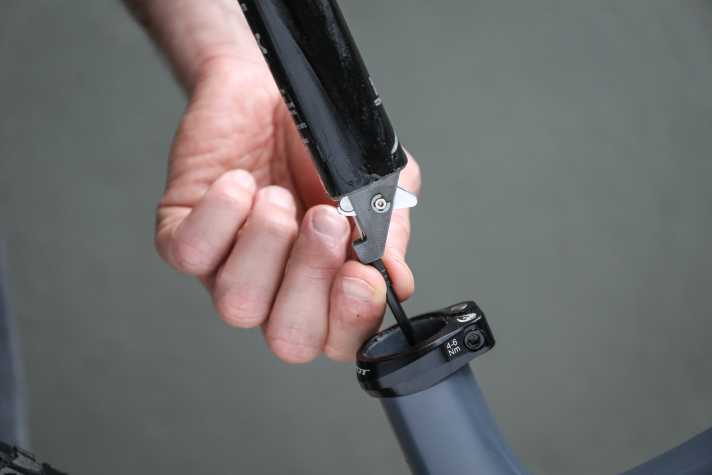 Lucky you: if you continue to use the old outer shell, you only need to connect the support and the remote to the new cable pull