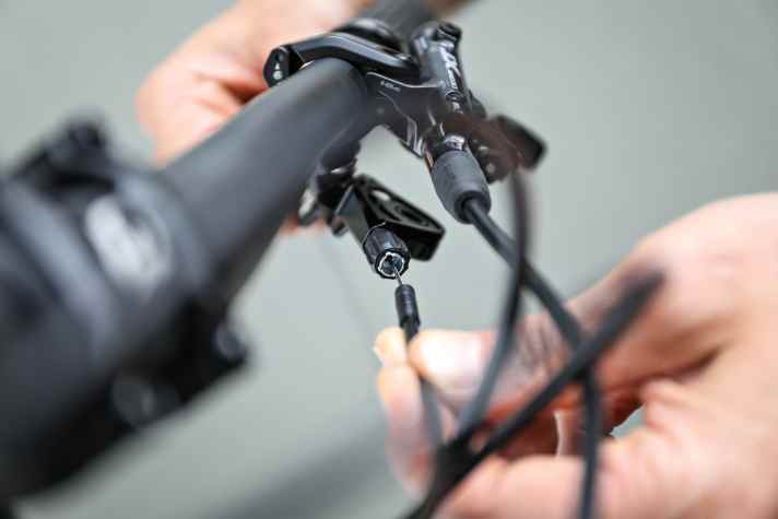 The end cap must also sit properly in the sleeve on the remote