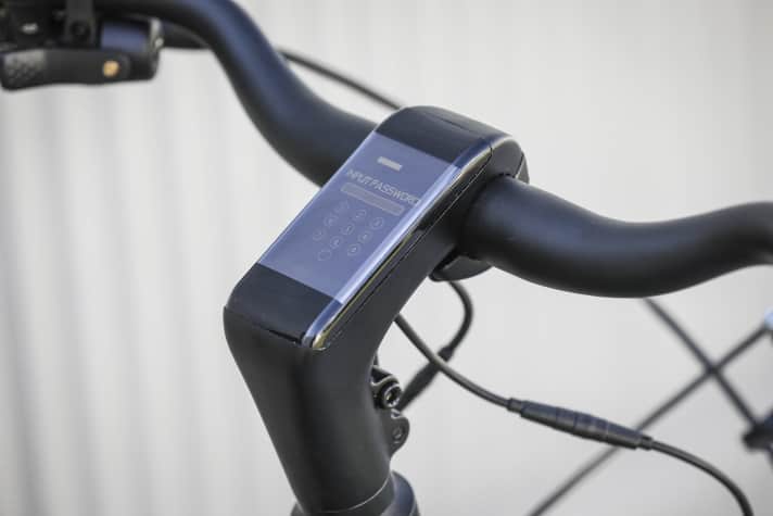 Das Farbdisplay bietet eine einfache Navigation mit Pfeilen. Zum Entsperren muss ein Pin-Code eingegeben werden.