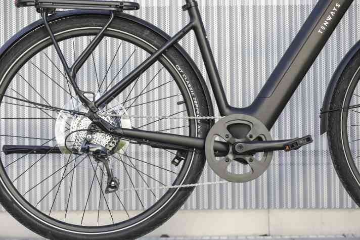 Die einfache Claris Rennradschaltung hat keine hohe Bandbreite, schaltet aber sehr weich. Gut für Stadt und Hügel, zu steil sollten die Berge aber nicht werden.