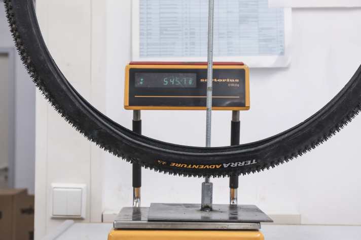 The low weight is typical of gravel tyres. If you ride tubeless, you save additional grams and accelerate even more easily.