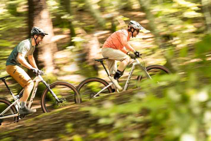 Giving wings on the uphill: A lightweight carbon wheelset saves valuable grams on cross-country mountain bikes.