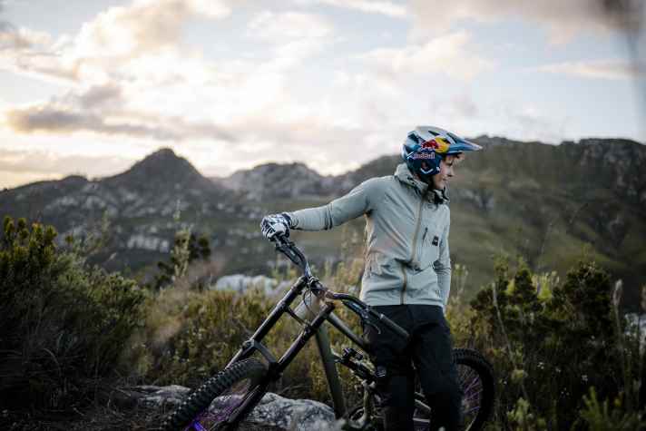The new ThermaFlow products with their warm fleece lining are intended for use on cold days in particular. In addition to jackets and hoodies, there is also a long bib for cold winter rides.