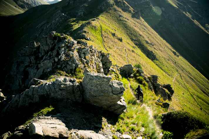 Die Trails: Wie in die Landschaft reingemalt. Mit einem sehr dünnen Pinsel.