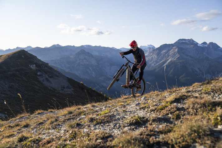 Stefan Migliorini puts the spurs to the TP4. The man from Turin is not only an Italian downhill legend, but also the founder and boss of Thok.