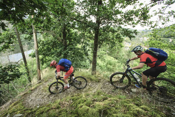 Round to the left, hump, and straight back round the bend to the right. On the Saale, it's always better to keep your hips loose.