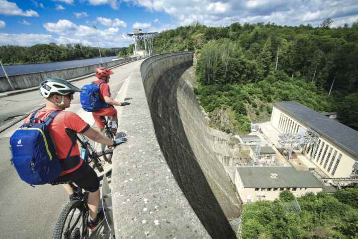 Auf ihrem Weg vom Fichtelgebirge in die Elbe wird die Saale mehrmals aufgestaut. Jeweils mit imposanten Mauerwerken.