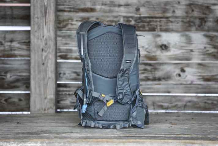 Das Rückensystem besteht aus zwei großen Polster-Panels, die eng am Rücken anliegen und für stabilen Sitz sorgen sollen. Es passt sich in Fahrposition aber nicht optimal an den Träger.