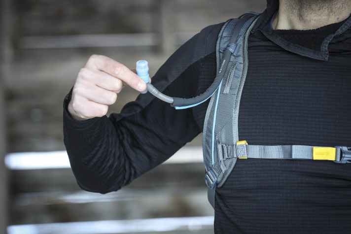 Clever ist der integrierte Trinkbeutel mit magnetischem Trinkschlauch, der automatisch in die Ausgangsposition zurückkehrt.