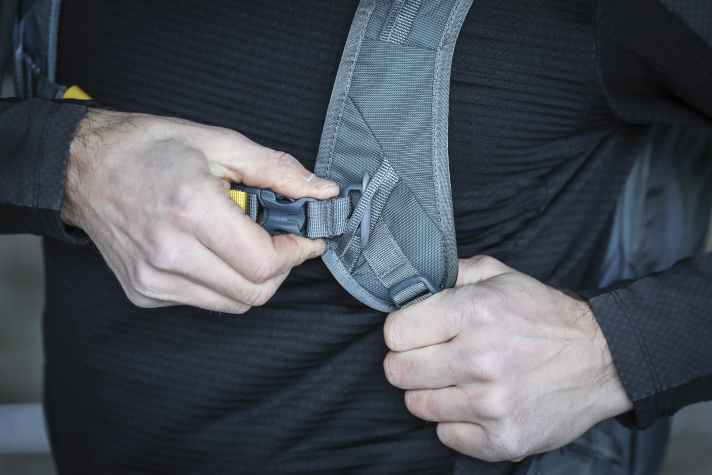 Die Verstellung des Brustgurts ist umständlich und bietet nur zwei Positionen.