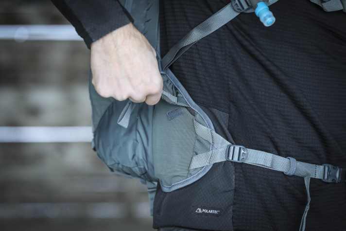 Zusätzlich gibt es große Hüftflossen mit Kletttaschen, die jedoch nicht ideal im Handling sind.