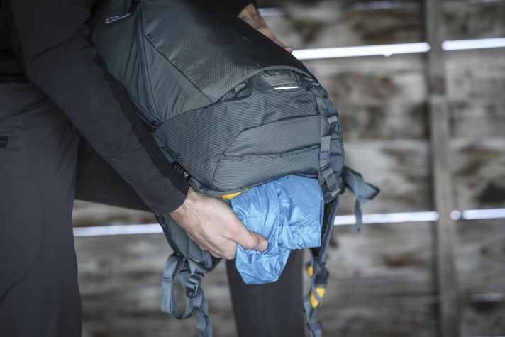 Auch eine Regenhülle sowie Gurte für die Befestigung von Protektoren sind mit an Bord.