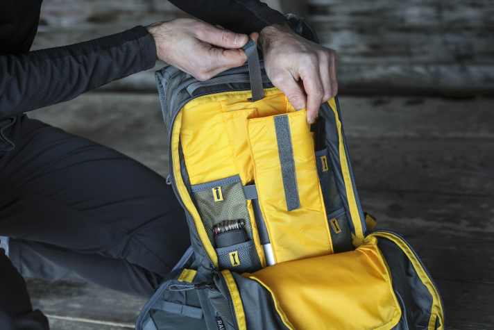 There is no separate tool compartment, but there is a brightly lined main compartment with battery holder and labelling of the plug-in compartments.