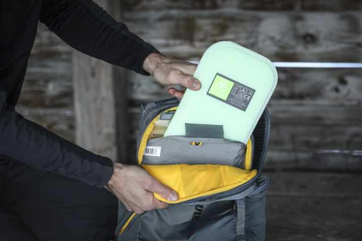 Für besseren Schutz im Enduro-Einsatz liefert Thule den Rail mit integriertem Rückenprotektor aus.