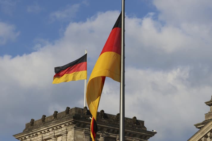 Deutsche Fahnen wehen über dem Reichstag in Berlin