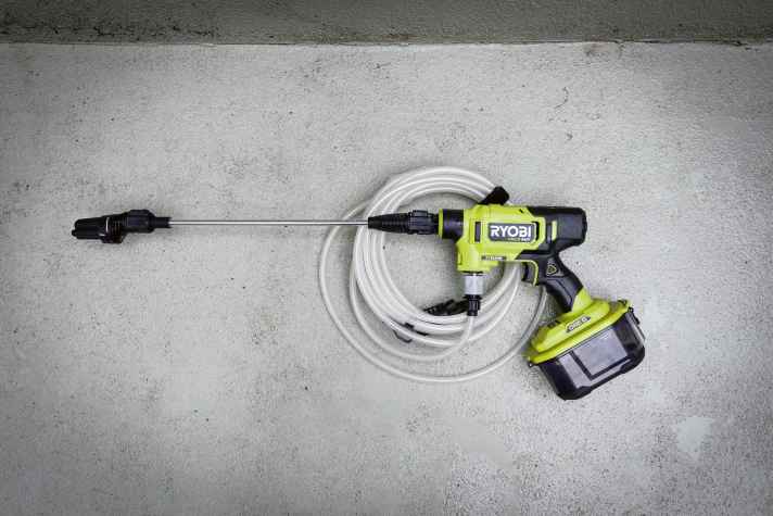 Das Akkufach des Ryobi ist sehr klobig, die Lanze nicht wirklich wackelfrei