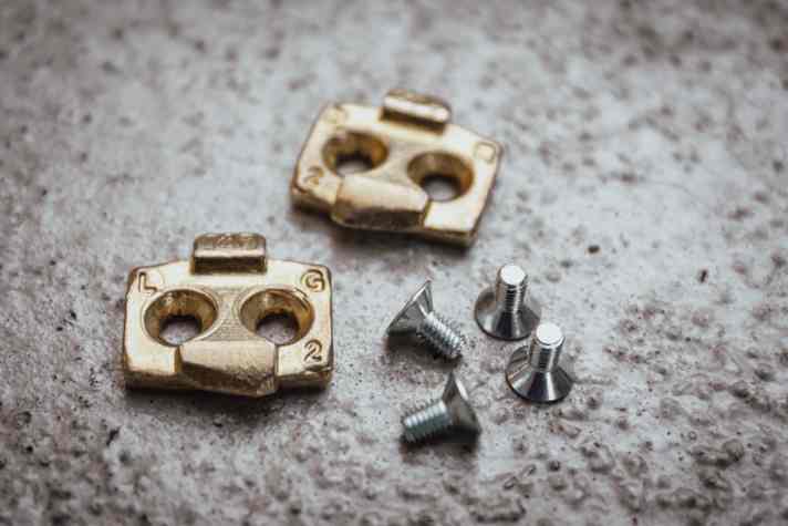 Die Messing-Cleats bieten zwei Auslösewinkel - je nachdem auf welchem Schuh sie montiert werden - lassen sich aber nicht seitlich verschieben.
