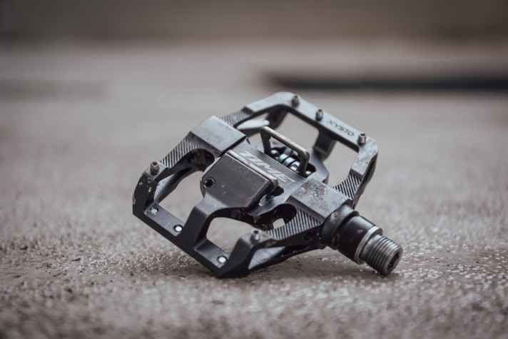 Das Time Xysto besitzt einen massiven Alu-Body sowie fünf Pins pro Seite, die sich auch in der Höhe anpassen lassen.