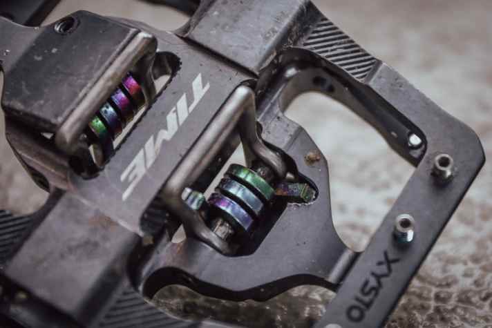 Dreht man die kleine Einstellschraube zu weit, schabt die kantige Feder am etwas weichen Alu - unschön.