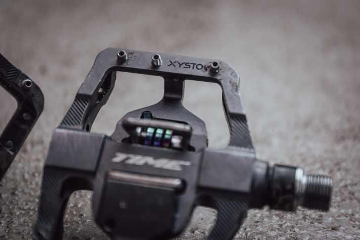 Der große Käfig des Xysto mit seinen fünf Pins bietet auch ausgeklickt einen soliden Stand - gut in brenzligen Situationen.