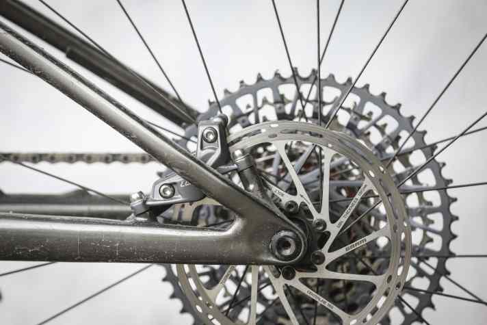 Despite four pistons, the Sram Level Stealth brakes were unable to shine in the endurance test, neither with power nor with the durability of the pads.