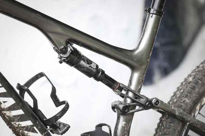 The Specialized Epic is not exactly cheap. The Expert version for 7500 euros comes with mid-range suspension from the Sid-Luxe series in Select+ standard.